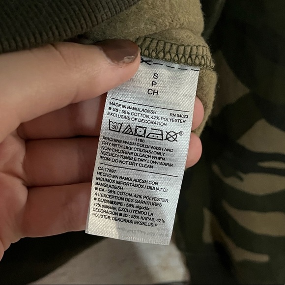 🤎3/$10 Old Navy Camouflage Sweater Size Small - Picture 7 of 8